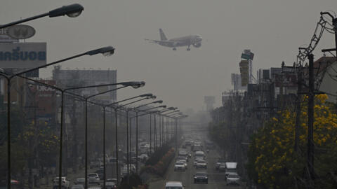 Un avion atterrit à l'aéroport international de Chiang Mai lors d'un épisode de forte pollution atmosphérique en Thaïlande, le 15 mars 2024.