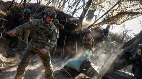 Les troupes ukrainiennes tirent un obusier M777 en direction des positions russes dans la région de Donetsk, le 20 avril 2024.