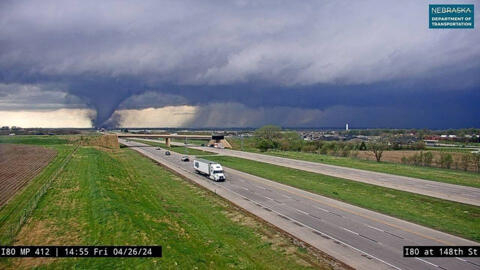 Une tornade filmée par une caméra de surveillance sur une autoroute près de Waverly, dans le Nebraska (États-Unis), vendredi 26 avril 2024.