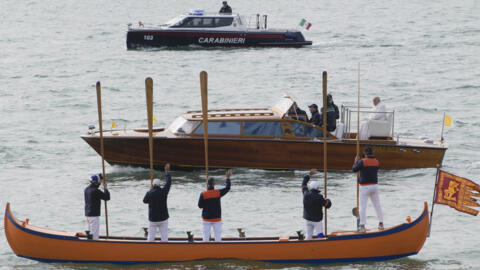 Le pape François est salué par des gondoliers à son arrivée à Venise, le 28 avril 2024.