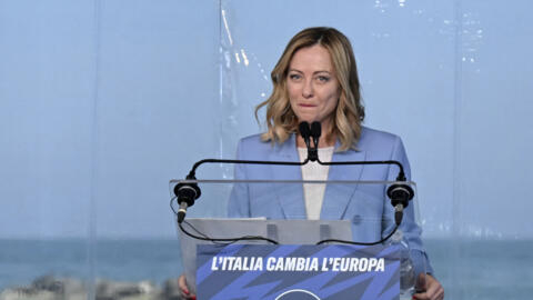 Le Première ministre italienne, Giorgia Meloni, prononce un discours lors de la réunion de campagne du parti d'extrême droite Fratelli d'Italia, le 28 avril 2024, à Pescara.