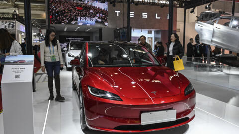 Un modèle M3 de la marque Tesla est présenté lors du Salon international de la chaîne industrielle de Chine, organisé en décembre 2023 à Pékin.