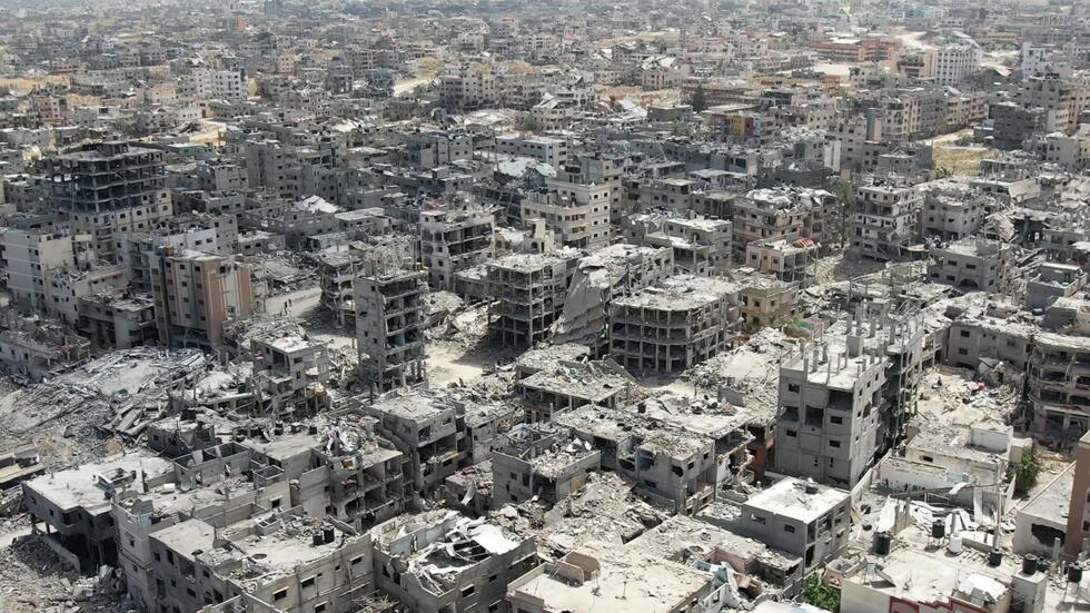 Capture vidéo de l'AFPTV montrant une vue aérienne des bâtiments détruits à Khan Younès, dans le sud de la bande de Gaza, le 22 avril 2024.