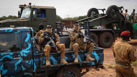 Des militaires burkinabè montent la garde lors de l'enterrement de soldats tués à Gaskinde, à Ouagadougou, le 8 octobre 2022.