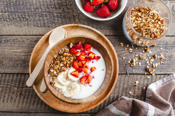 iogurte com morango, banana e aveia Café da manhã fit