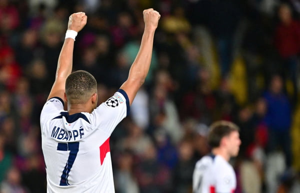 Imagem colorida de Mbappé comemorando gol- Metrópoles