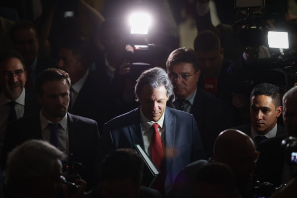 O ministro da Fazenda, Fernando Haddad, sob holofotes, na entrega do texto que regulamenta a reforma tributária -- Metrópoles