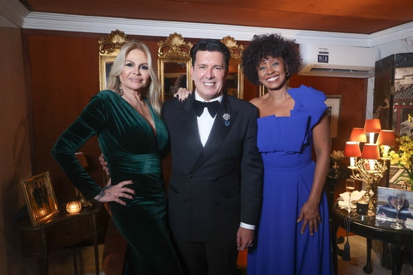 Monique Evans, André Ramos e Isabel Fillardis posam juntos e sorridentes - Metrópoles