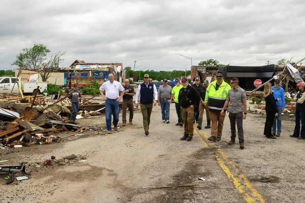 Foto colorida de estragos deixados pelo Oklahoma - Metrópoles