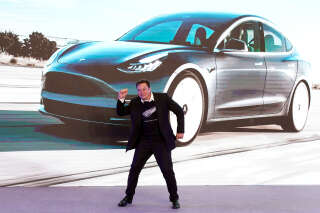 Elon Musk, le PDG de Tesla, danse sur scène à l’occasion du lancement de la Tesla Model 3 à Shanghai, en janvier 2020.