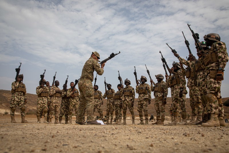 A Soldier assigned to the United Kingdom specialized infantry trains Nigerian forces on refined weapon-reloading techniques during Flintlock 20 near Thies, Senegal, Feb. 17, 2020. (U.S. photo by Sgt. Steven Lewis)