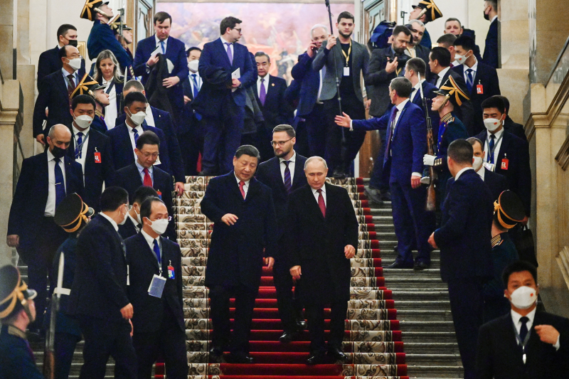 Russian President Vladimir Putin and Chinese President Xi Jinping leave a reception following their talks at the Kremlin in Moscow.