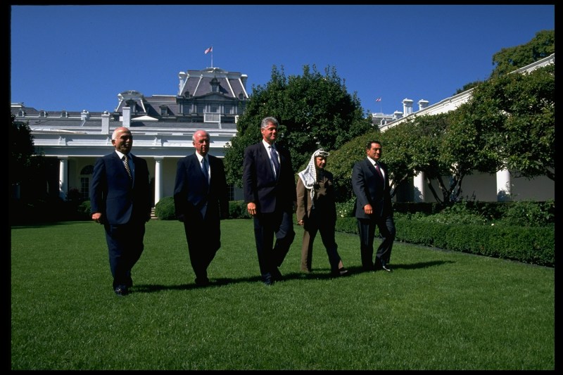 Pres. Bill Clinton (C) w. (L-R) Mideast peaceniks King Hussein, PM Rabin, PLO chmn. Arafat & Pres. Mubarak in WH Rose Garden for Israeli-Palestinian accord signing.    (Photo by Dirck Halstead/Getty Images)