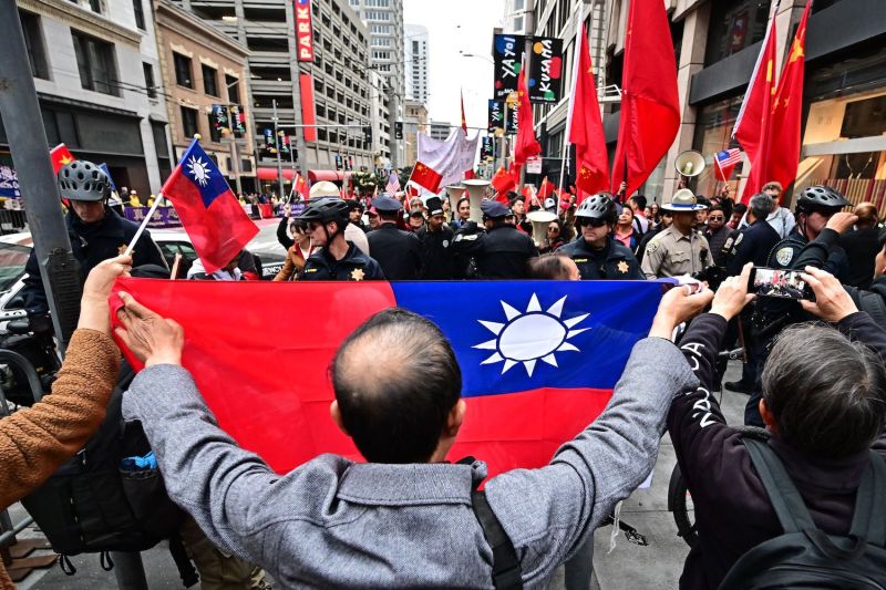 Protesters hold Taiwan’s flag as they confront supporters of Chinese President Xi Jinping during demonstrations at the Asia-Pacific Economic Cooperation summit in San Francisco.