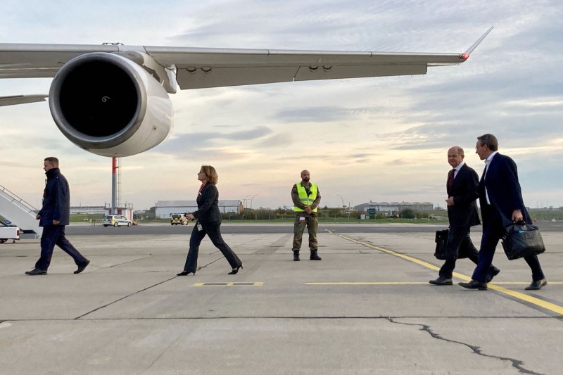 Olaf Scholz boards a plane in Berlin on November 3, 2022 before their departure for China.