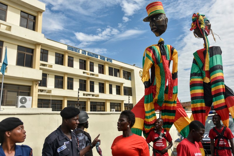 Protesters speak with police during a demonstration dubbed 'Fabewoso - Bring it on' to raise awareness about the high rate of corruption in the country, in Accra on May 26, 2017.