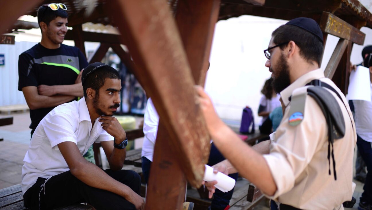 Young Israelis arrive to enlist to the “Netzah Yehuda” battalion, at the Tel Hashomer army base in central Israel, July 30, 2015. (Tomer Neuberg/FLASH90)