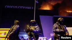 Вооруженные силовики возле здания "Крокус Сити Холла" 22 марта 2024 года. Фото: Reuters