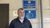 Отец убитой девочки Айдос Мелдехан у здания суда Алматинского гарнизона