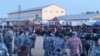 Сотрудники правоохранительных органов и заключенные в колонии в Ангарске Иркутской области, где произошел бунт заключенных,10 апреля 2020 года.