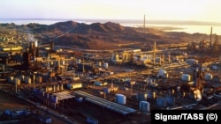 Нефтеперерабатывающий завод в Туркменбаши (Красноводск) на Каспийском побережье