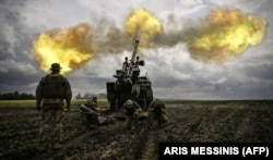 Украинские военные ведут огонь по российским позициям из французских гаубиц "Цезарь", Донбасс, 15 июня 2022 года