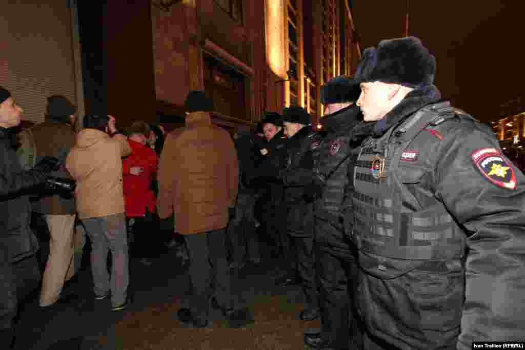 Цель полицейских оттесняет гражданских активистов от центрального входа в Государственную думу