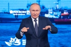 Владимир Путин выступает во Владивостоке. 7 сентября 2022 года