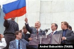 Борис Ельцин и Геннадий Бурбулис на трибуне во время митинга у здания Верховного Совета РСФСР
