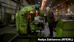 Кадр из фильма "Завод" Нади Захаровой