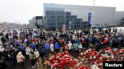 Люди у стихийного мемориала погибшим в атаке на «Крокус Сити Холл».