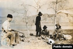 Тедди Рузвельт с пойманными ворами. Северная Дакота, 1886