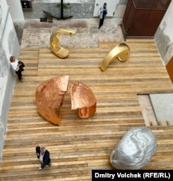 На скульптуры в павильоне Косова лучше всего смотреть сверху, с лестничной площадки