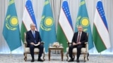 A meeting of Uzbek President Shavkat Mirziyoev (right) and his Kazakh counterpart, Qasym-Zhomart Toqaev, took place in the Uzbek city of Khiva on April 5.