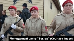 Школьники из "Юнармии" Ужура на похоронах Федора Щугорева