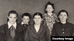 В центре Мария Пьянова Мария, жена Пьянова Григория Федоровича, прабабушка Светланы Алексеевой, с дочерью с внуками