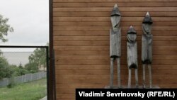 Идолы у Краеведческого музея в нанайском селе Троицкое