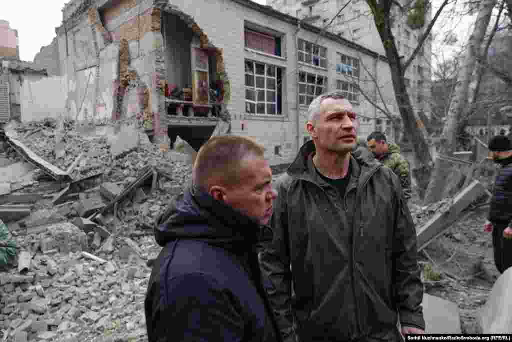 На місце обстрілу прибув мер Києва Віталій Кличко. Він повідомив, що одну з госпіталізованих постраждалих &ndash; 16-річну дівчину &ndash; вже виписали з лікарні. Іншим медики надали допомогу на місці