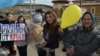 Участницы акции протеста против российского вторжения в Крым. Поселок Строгановка на окраине Симферополя, Крым, 5 марта 2014 года