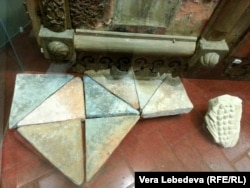 Плитки первоначального керамического пола из церкви Вознесения в Коломенском