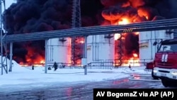 Пожар на нефтяных резервуарах в городе Клинцы Брянской области России вследствие удара беспилотника
