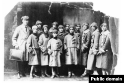 Воспитанницы школы Дункан перед отъездом в Китай. Крайний слева – Илья Шнейдер. 1927