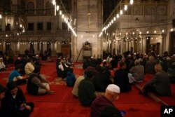 Imam drži hutbu u istanbulskoj Fatih džamiji prvog dana muslimanskog svetog mjeseca ramazana, 11. marta 2024.
