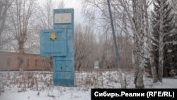 За забором и облупившейся стелой прячется памятник погибшим в Чеченской республики