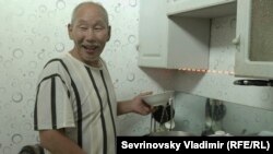 Андрей Бельды готовит суп из полыни