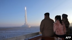 کیم جونگ اون، رهبر کره شمالی در حال تماشای یک آزمایش موشکی