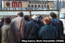 Март 1989 года. Люди у стенда газеты "Московские новости" на Пушкинской площади в Москве