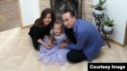 Захар Зарипов с женой Ольгой и старшей дочерью