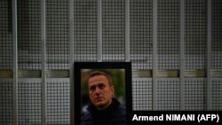 Портрет на покојниот руски опозициски лидер Алексеј Навални, кој почина во руски арктички затвор на 20 февруари 2024 година. (Илустративна фотографија).