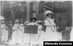 Лидер профсоюза прачек Нью-Йорка Маргарет Хинчи во главе демонстрации. Февраль 1914